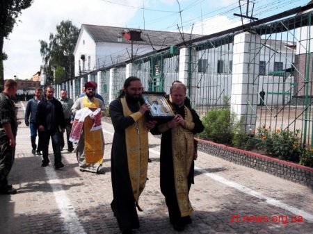 Виправні колонії Житомирської області відвідали священнослужителі УПЦ, які привезли з собою мощі святого Миколая Чудотворця