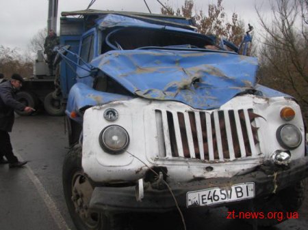 У Житомирському районі перекинулась вантажівка: загинув її пасажир