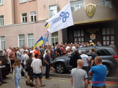 Активісти пікетують будівлю УМВС в Житомирській області