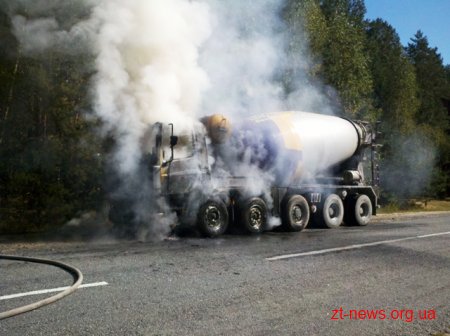 На Житомирщині горіла вантажівка з бетоном
