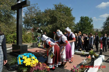 У Житомирі відкрили меморіальну дошку пам’яті чехів, загиблих у 30-і рр. ХХ ст.