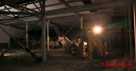 У Житомирі розпочали демонтувати скандальну недобудову супермаркету АТБ