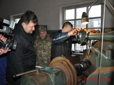 На Житомирщині функціонує унікальний центр, який ремонтує техніку для потреб бійців у зоні АТО