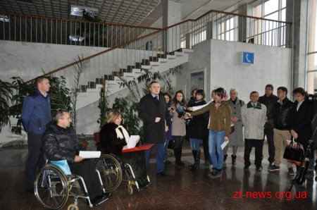 У Житомирі залізничний вокзал перевіряли на доступність для людей з обмеженими фізичними можливостями