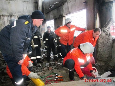 У Житомирі рятувальники вилучили тіло загиблої дівчинки з-під плити