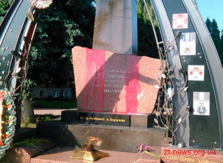 У Бердичеві невідомі пошкодили Меморіал слави