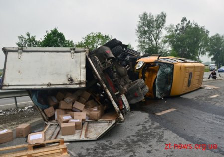 На Житомирщині зіткнулися вантажівка і мікроавтобус