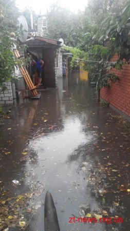 Злива у Новограді-Волинському підтопила приватні будинки