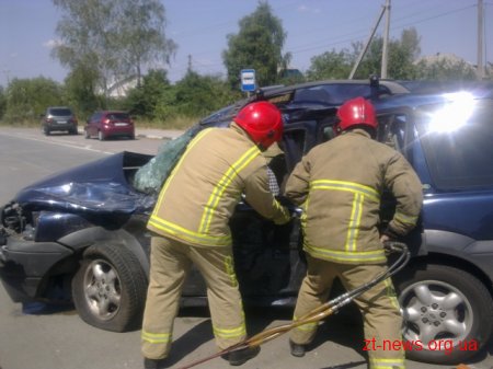 На Житомирщині рятувальники деблокували з автомобіля чоловіка