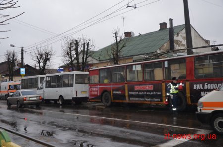 У Житомирі тролейбус "наздогнав" маршрутку
