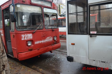 У Житомирі тролейбус "наздогнав" маршрутку