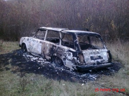 У Новограді-Волинському поліцейські затримали студентів, які спалили чуже авто