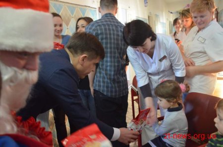 Сергій Сухомлин привітав маленьких пацієнтів лікарні з новорічними святами