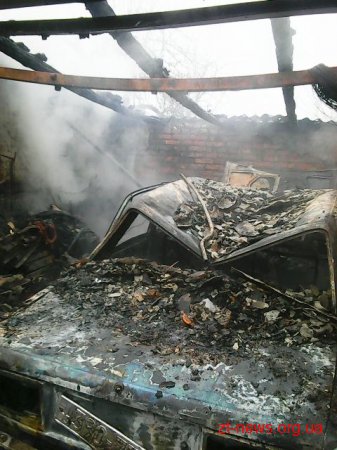 На Житомирщині рятувальники загасили пожежу в гаражі