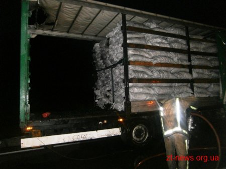На Житомирщині горіла вантажівка з деревним вугіллям