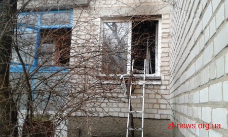 На Житомирщині вогнеборці врятували на пожежі жінку