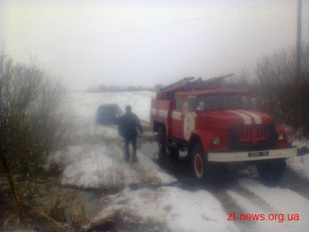 На Житомирщині рятувальники витягнули автомобіль, який перекинувся у кювет