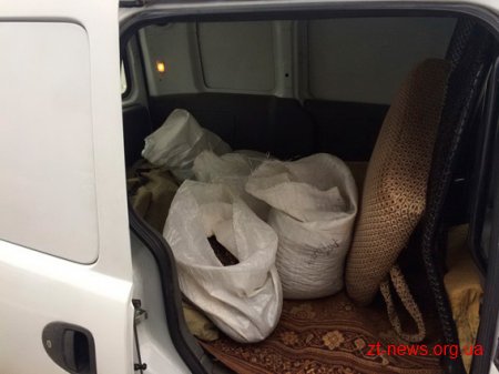На Житомирщині затримано автомобіль з 65-кілограмовою партією бурштину