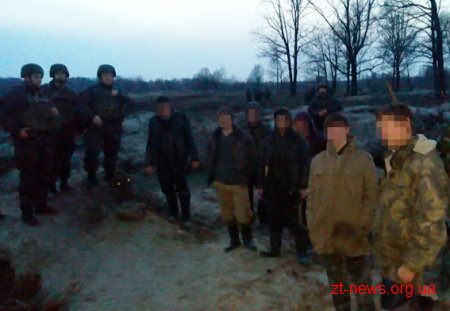 За минулу ніч поліція та нацгвардійці затримали 15 старателів-нелегалів на Олевщині
