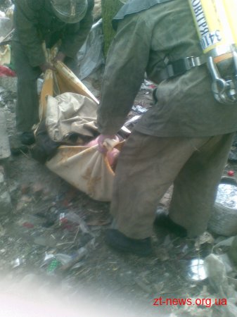 Рятувальники визволили із захаращеної сміттям оселі прикуту до ліжка жінку