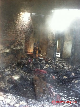 У Житомирі вогнеборці ліквідували пожежу в закинутій будівлі
