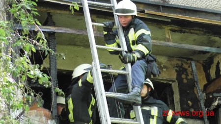 У Житомирі вогнеборці ліквідували загоряння балкону
