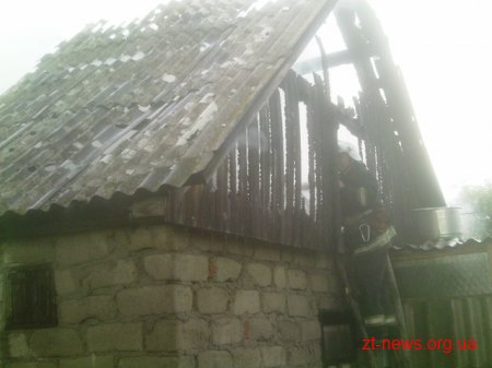 На Житомирщині через грозовий розряд сталася пожежа у господарській споруді