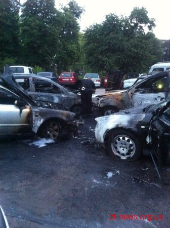 У Житомирі поліція перевіряє обставини загоряння 7 автівок на стоянці