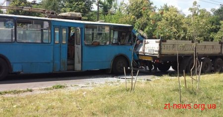 У Житомирі тролейбус "наздогнав" фуру