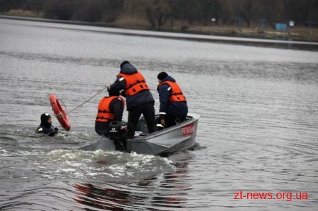 На Житомирщині рятувальники вилучили тіло потопельника з водойми