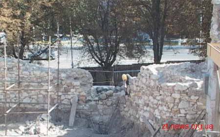 В Бердичеві київські реставратори відновлюють зруйновану стіну бастіону Кляштору Босих кармелітів