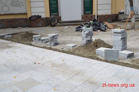 В центрі Житомира пішохідну вулицю вимощують гранітом з місцевих родовищ