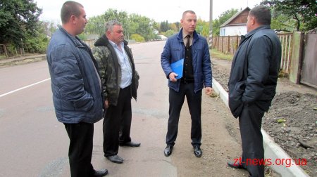 Роман Крисюк оглянув, як здійснюється ремонт пішохідної зони дороги М-21