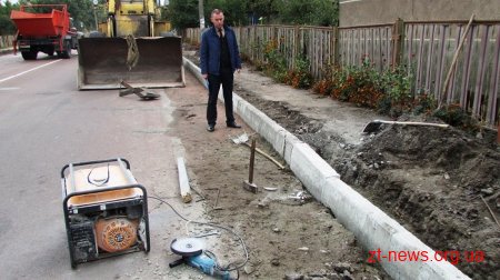 Роман Крисюк оглянув, як здійснюється ремонт пішохідної зони дороги М-21