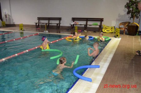 Житомирські школярі мають змогу безкоштовно займатись плаванням