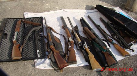 Жителі Житомирщини упродовж квітня добровільно здали поліції понад 200 одиниць зброї