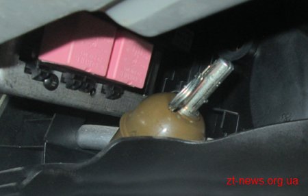 На Житомирщині поліцейські в автомобілі виявили гранату
