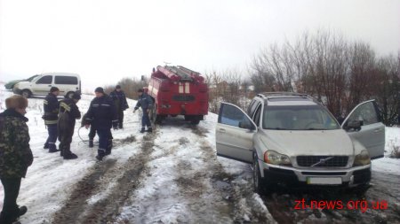 На Житомирщині рятувальники дістали автомобіль зі ставку