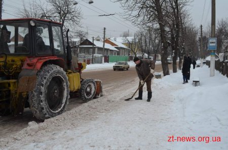 У Житомирі продовжуються роботи з очищення міста від снігу