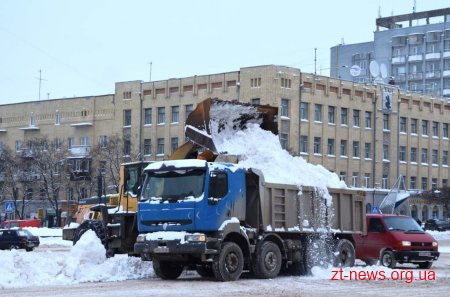 У Житомирі продовжуються роботи з очищення міста від снігу