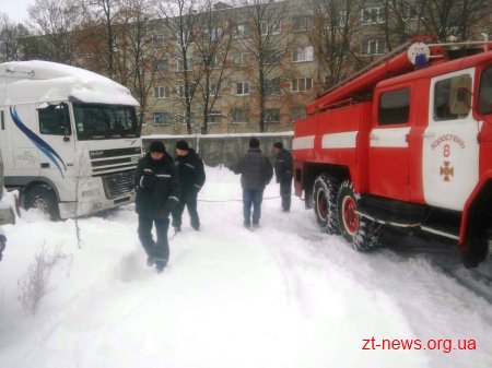 Рятувальники Житомирщини визволяли з "снігового полону" вантажівку та рейсовий автобус