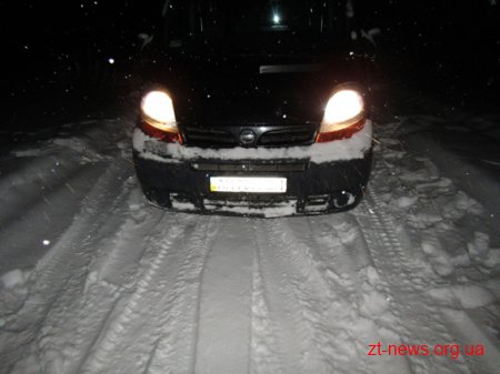 На Житомирщині чоловік помер визволяючи авто зі снігового полону