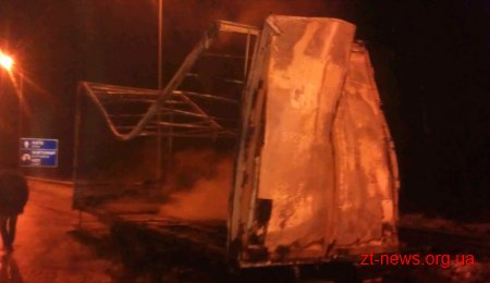 На Житомирщині під час руху загорілась вантажівка