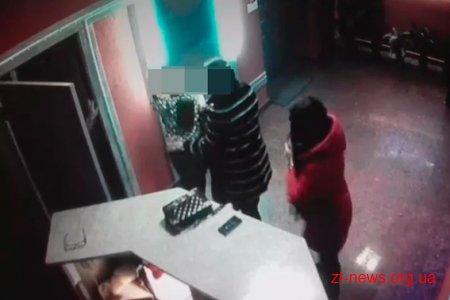 Поліцейські затримали студентку, яка намагалася піти з нічного клубу у чужій шубі