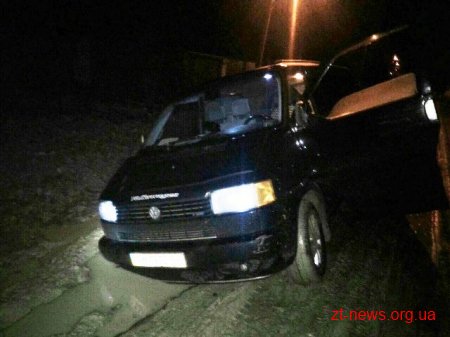 В Житомирі два автомобілі застрягли в ямі