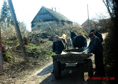 На Житомирщині дошки, які впали з воза вбили 9-річну дитину