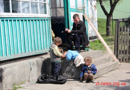 На Житомирщині поліцейські виявили трьох малолітніх занедбаних і бездоглядних дітей