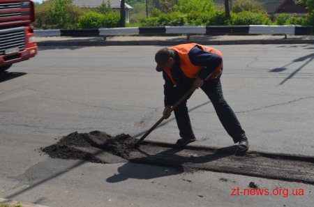 Комунальні служби міста активізували роботи з ремонту доріг