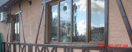 У Бердичеві в 3 магазинах невідомі розбили склопакети на вікнах та холодильні вітрини