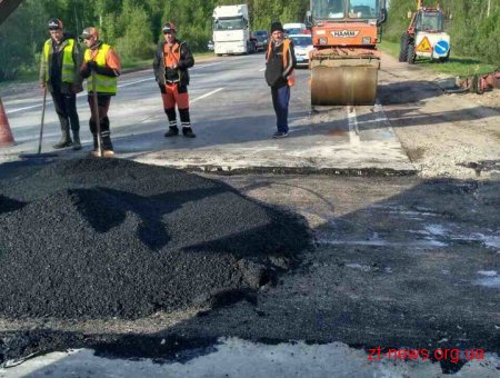 На трасі Київ-Чоп Житомирського району ліквідували яму утворену зсувом бетонного покриття